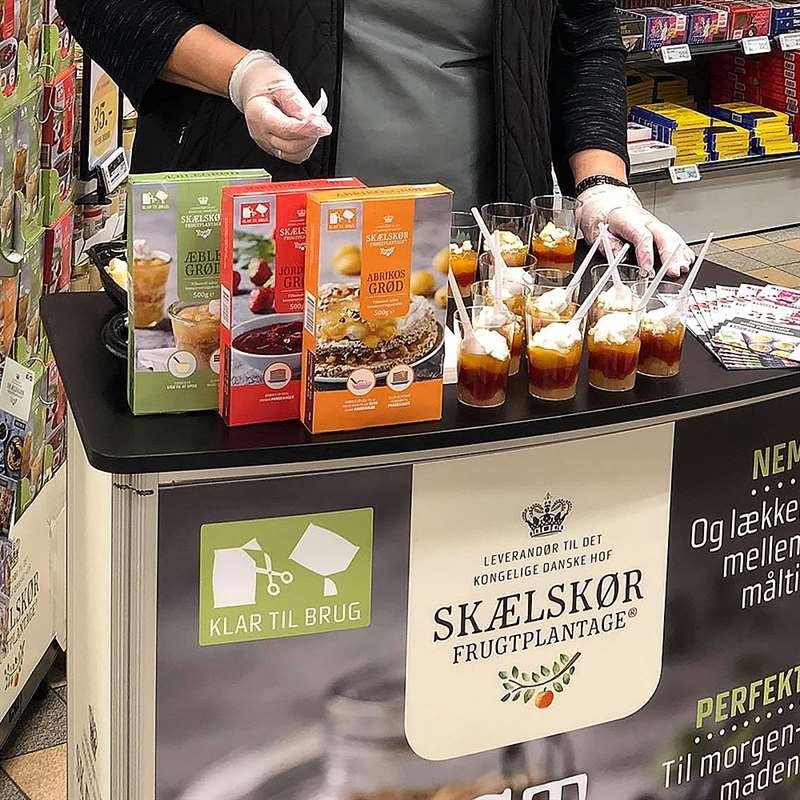 Buet messedisk med hvid bordplade