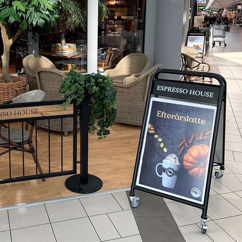 Gadeskilt p&aring; Hjul m. Logoplade, Expo Sign Lux, S&oslash;lv, B2 - 50 x 70 cm