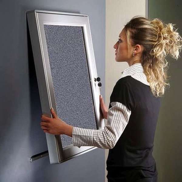 Udhængsskab/infoboks med lås og filt-bagplade, sølv - 4xA4