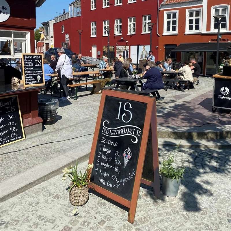 Wooden A-Board, mørkbejdset, med ståltavler, 46 x 68 cm