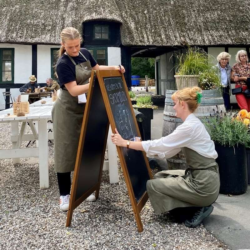 Wooden A-Board, mørkbejdset, med ståltavler, 46 x 68 cm