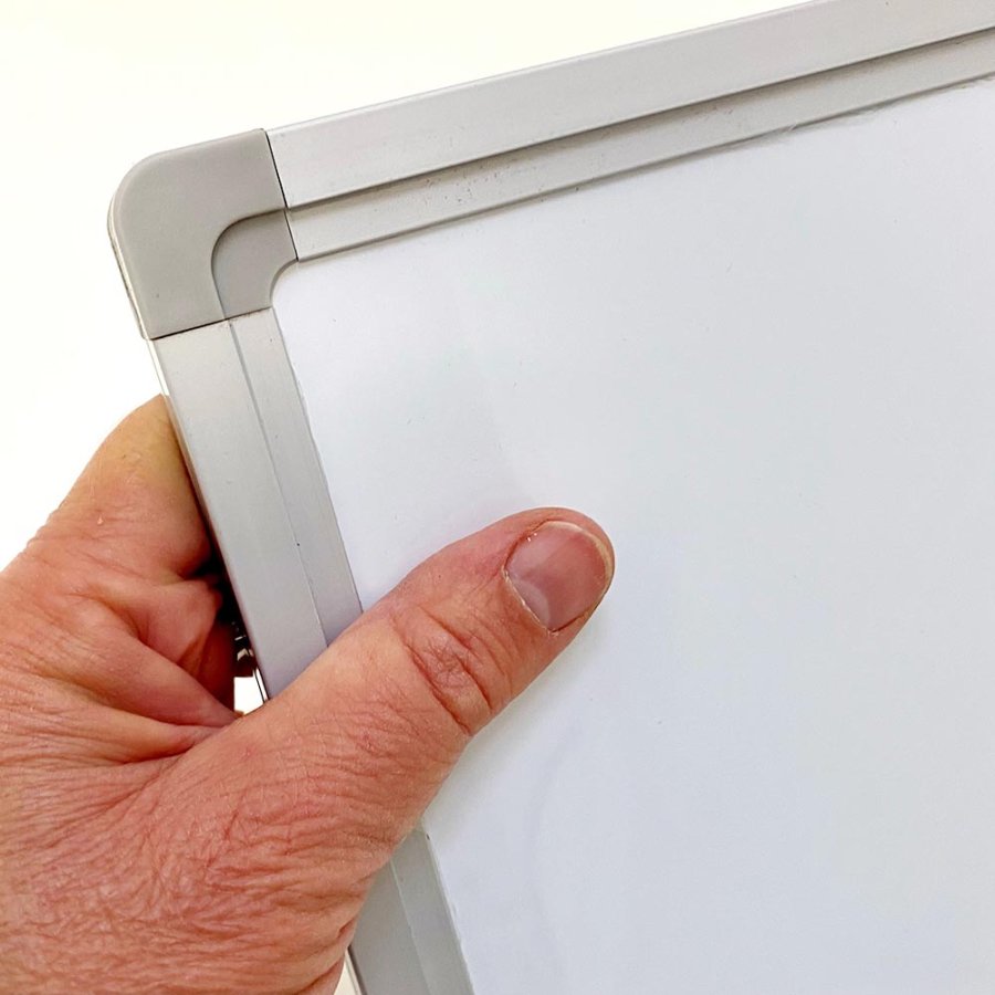 Whiteboard lakeret, 45 x 30 cm, inkl. mikrofiberklud og 6 tusser