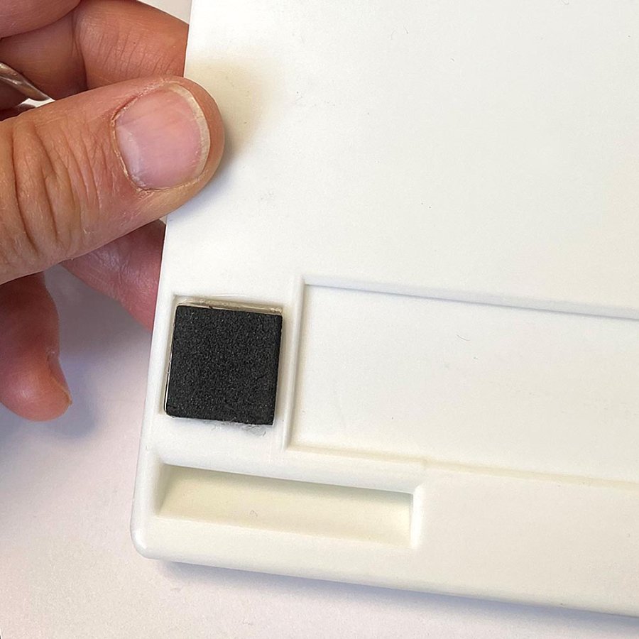 Magnetisk penneholder til 4 penne, hvid plast med 4 magneter p&aring; bagsiden (ogs&aring; inkl. 4 selvkl&aelig;bende puder)