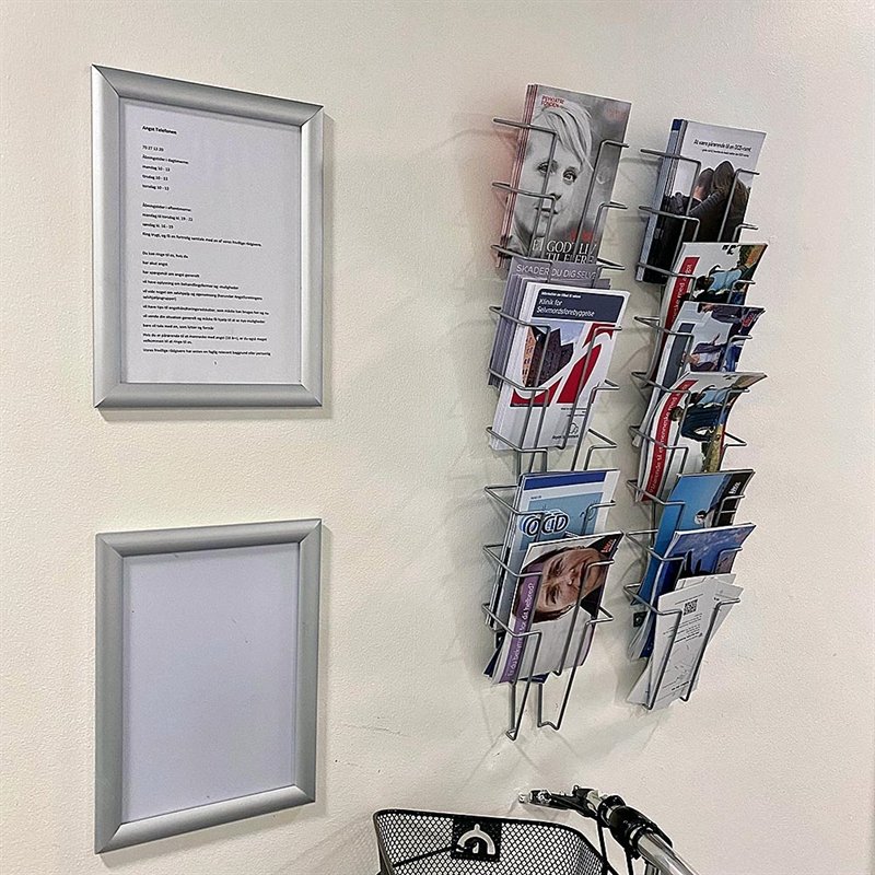 Brochureholder i tråd til væg - 9xA5 - 10,8 cm brochure højde