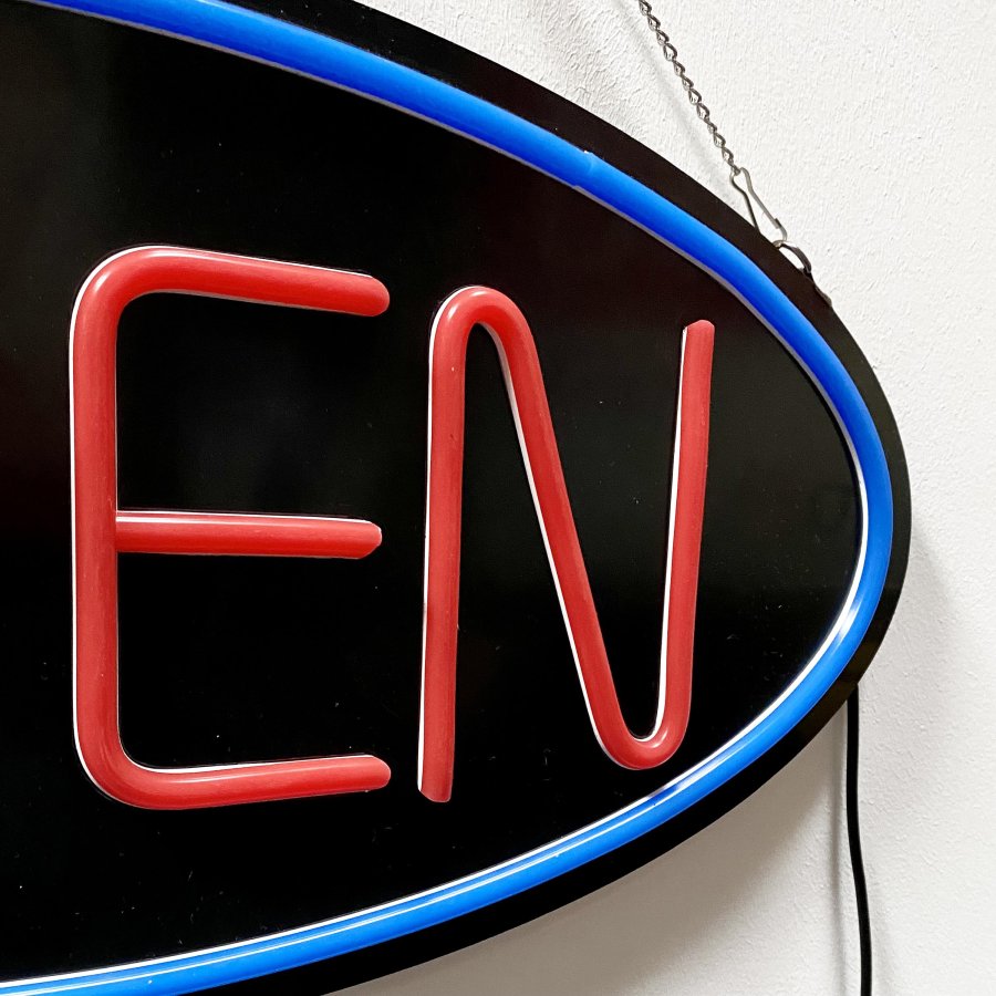 LED Open skilt med lys, sort skilt med r&oslash;d og bl&aring; neon