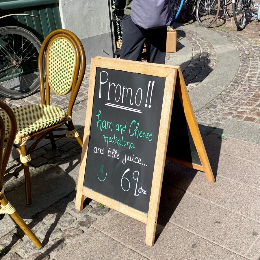 Wooden A-skilt, lys b&oslash;g, med st&aring;ltavle, 46 x 68 cm