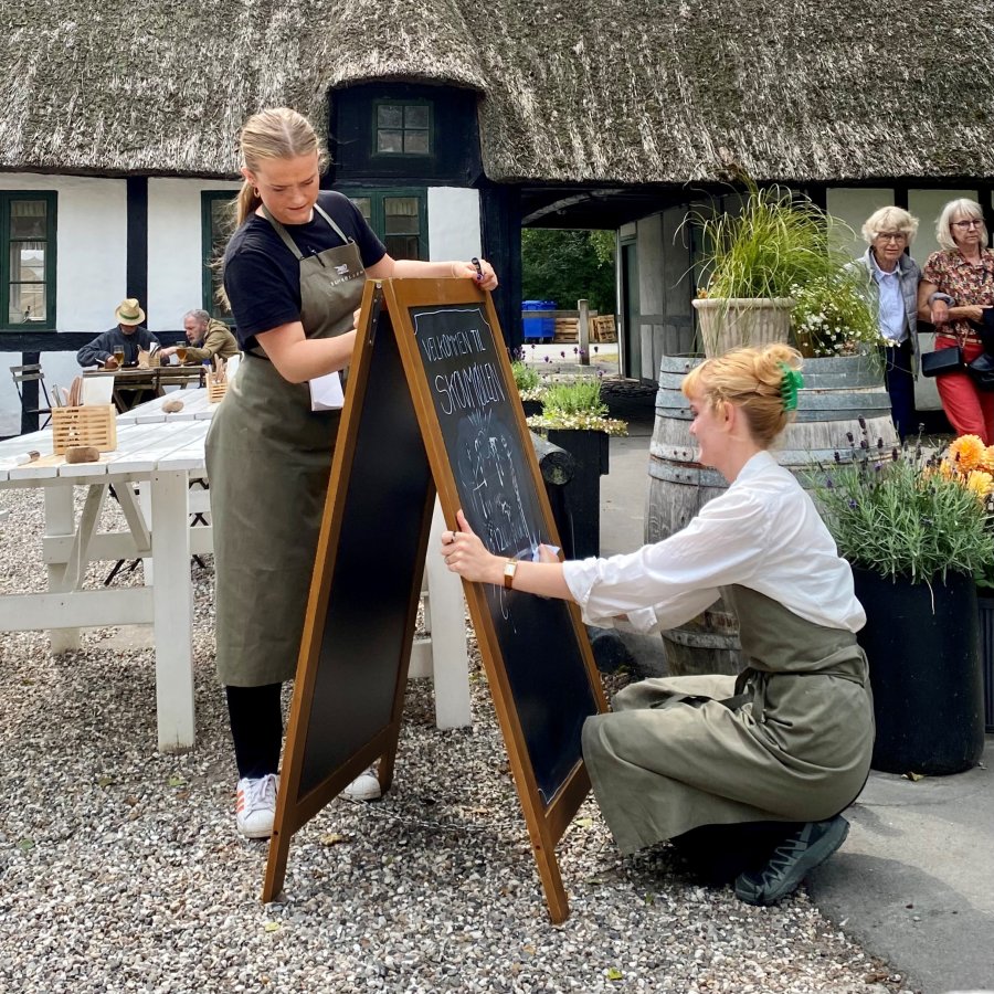 Wooden A-Board, m&oslash;rkbejdset, med st&aring;ltavler, 46 x 68 cm