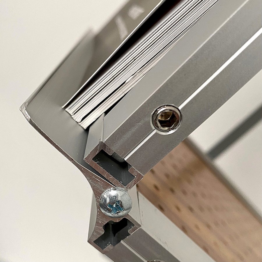 Flex Brochurestander, alu/s&oslash;lv med tr&aelig;hylder, 6 x A4