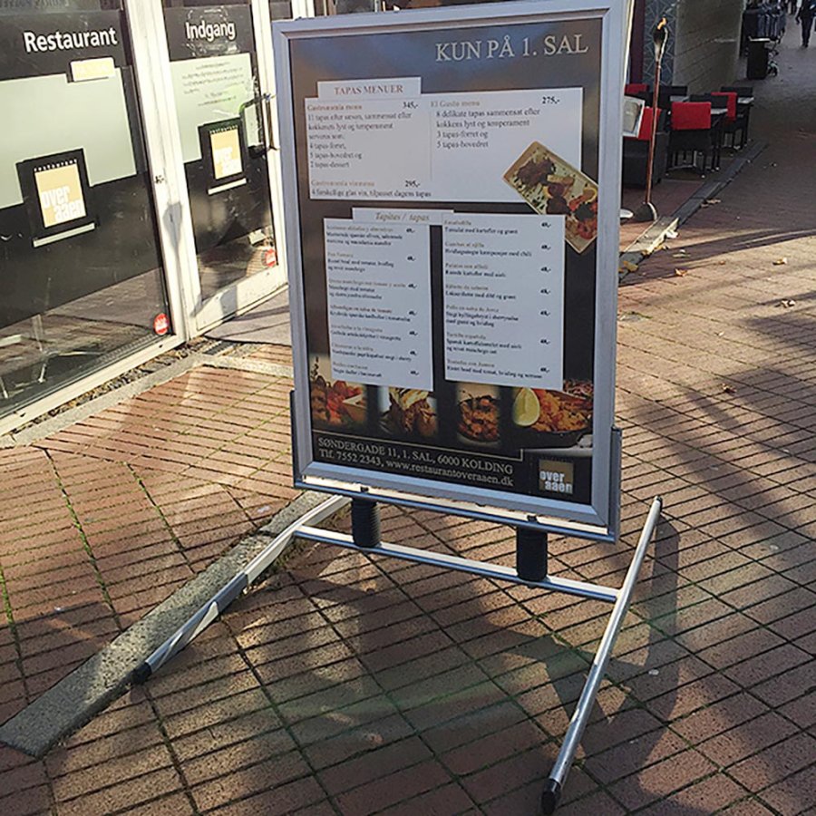 Wind-Line Lux Gadeskilt - 100x140 cm - s&oslash;lv