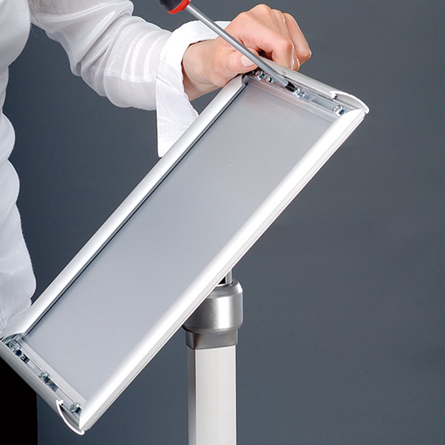 Flex Infostander, justerbar, s&oslash;lv, med A3 Klikramme